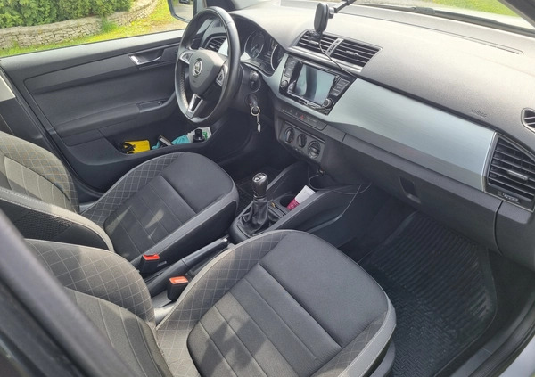 Skoda Fabia cena 32500 przebieg: 225000, rok produkcji 2019 z Poręba małe 121